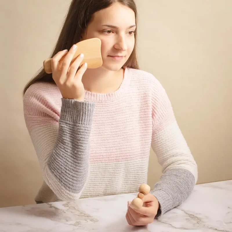 DRVENI SET GUA SHA I DERMA ROLLER ZA LICE