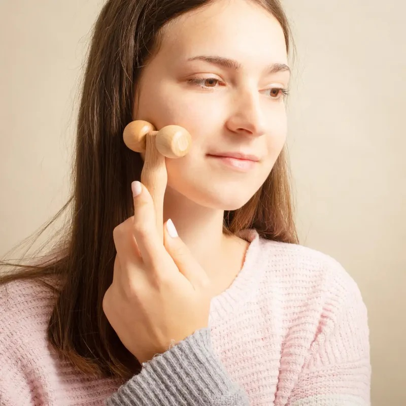 DRVENI SET GUA SHA I DERMA ROLLER ZA LICE